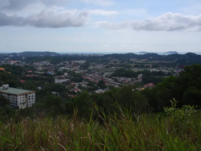 Il pescatore della costa impiega i droni nelle operazioni professionali