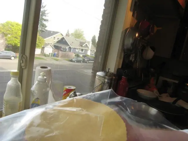 Scoppio d'incendio nella cucina di Eastfields, 18enne ferito