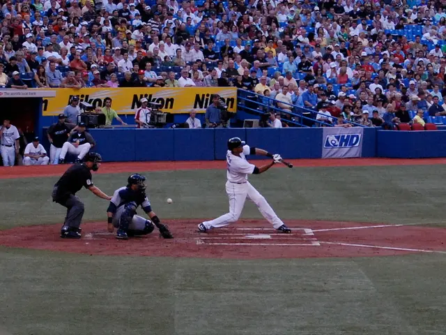 Giovane tifoso ha l'opportunità di interagire con Harrison Bader dei Phillies, dopo una disputa...