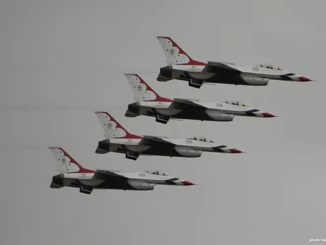 Aerei militari sorvolano la Polonia mentre la Russia lancia assalti vicino al confine.