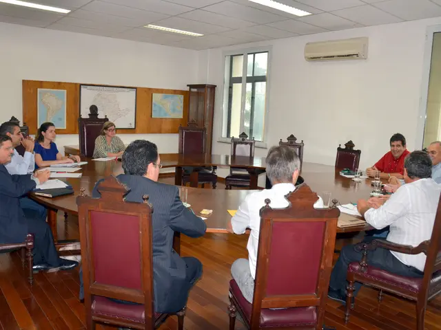 Il Primo Ministro guida la sessione mensile del governo