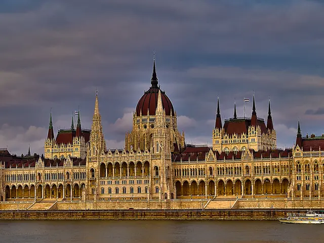 Hong Kong emette il segnale T8 e annulla tutte le lezioni scolastiche del lunedì alle 21:20.