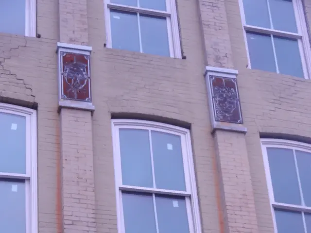 Teenager scappa attraverso il vetro rotto del soffitto