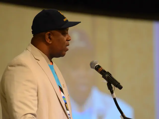 Ben Affleck e Jennifer Garner mostrano gioia in un'inusuale gita in famiglia, accompagnati dai loro...