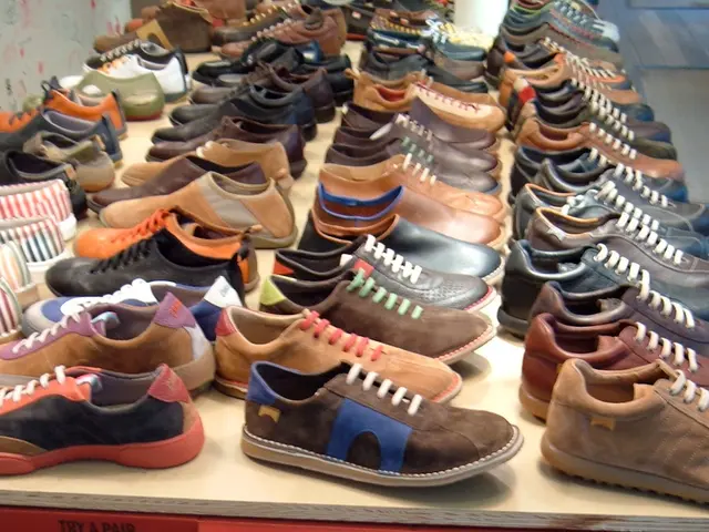 Adidas Introduce Scarpa da Corsa Indoor Innovativa con Caratteristiche Respiranti, Ammortizzate e...