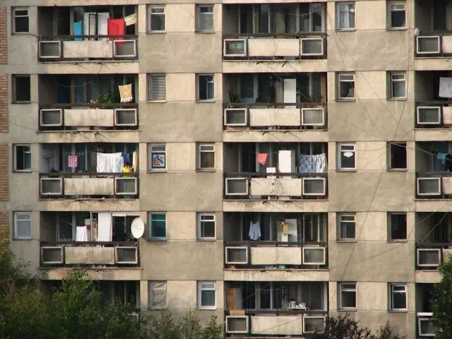 Linee moderne ed eleganti, questa capanna in cortile della California sfoggia un design del tetto...
