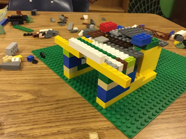 Nonno Silvano e i suoi Robot di Legno Artigianali in Legno Riciclato