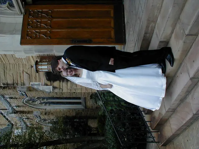 Episodio di nozze catturato in video: La sposa sollevata dallo sposo durante l'entrata, con...