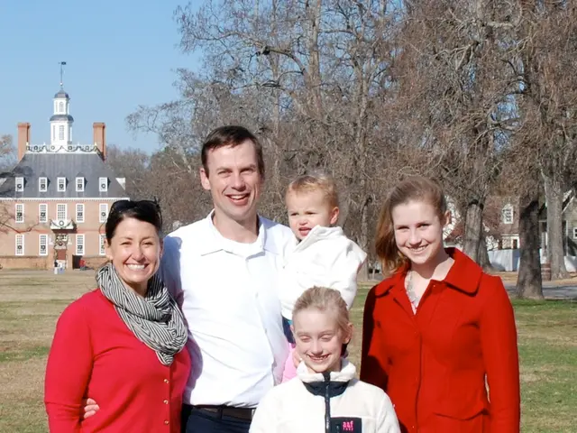 Leslie Mann parla della sua esperienza lavorando per sua figlia Maude Apatow durante il suo debutto...