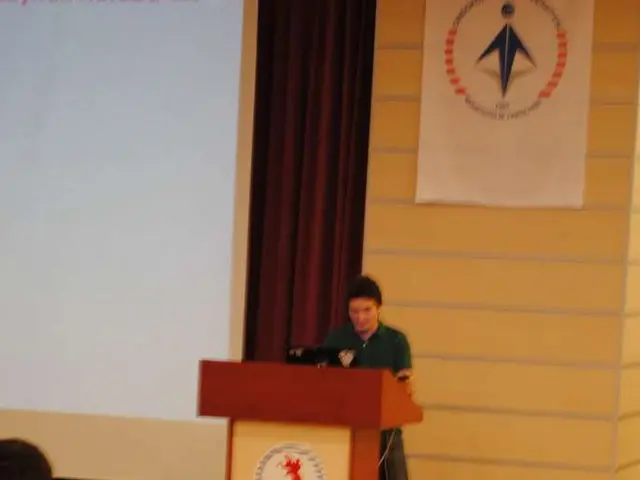 Leader del partito Anutin chiede un incontro mentre il segretario del Gabinetto passa per discutere...