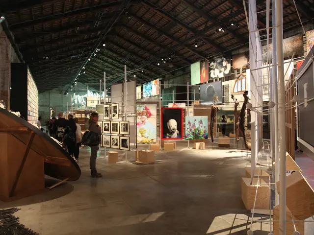 All'inizio della Mostra d'Arte Autunnale, le gallerie d'arte di New York mantengono un...