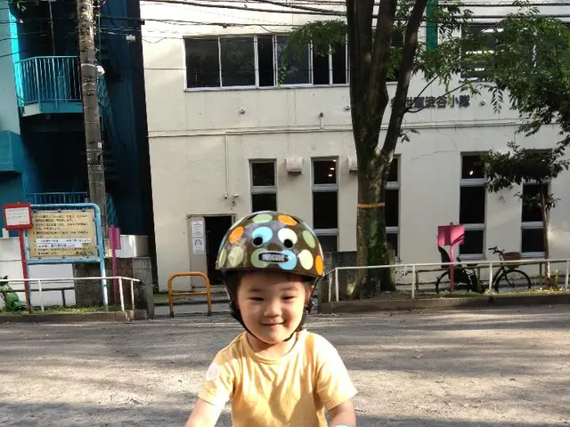 Il bambino soffre di ferite gravi in un incidente di collisione