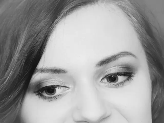 Applicazione di ghiaccio sulla pelle del viso: è utile per la salute della pelle?