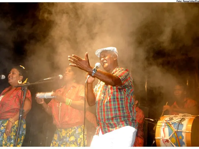 L'attore Mario Adorf, noto per i suoi ruoli umoristici, compie 95 anni con un'apparente aria...