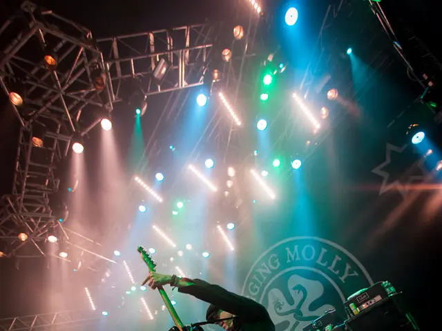 Il caos scoppia quando un fan del concerto sale sul palco per aggredire il musicista Naira Marley...