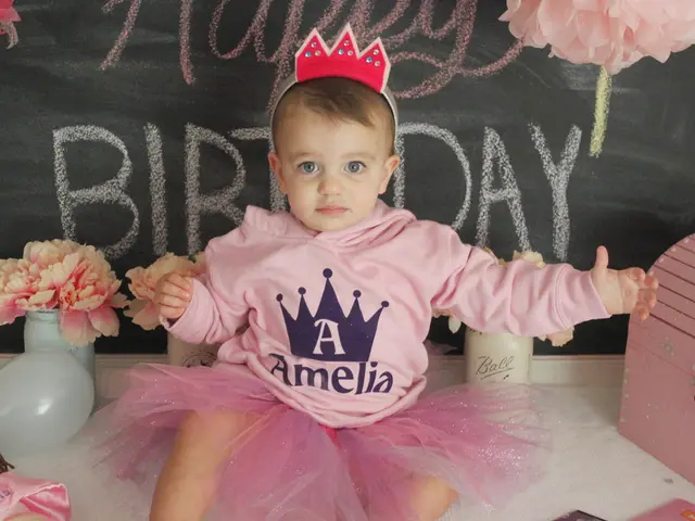 Khloé Kardashian accompagna l'ex partner Tristan Thompson mentre celebrano il primo giorno di True...