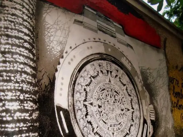 Acquirenti di affari si precipitano per acquistare una copia del celebre orologio Cartier in...