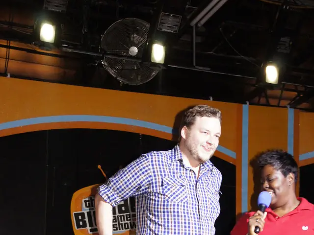 Presentatore Colin Cosell emulando l'acclamata eredità dell'organizzazione dei Mets