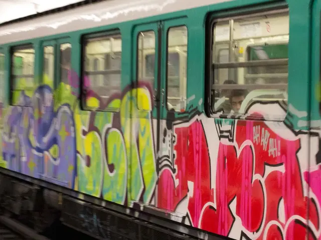 Conducente del treno della metropolitana accusato di insultare i passeggeri come 'immigrati...