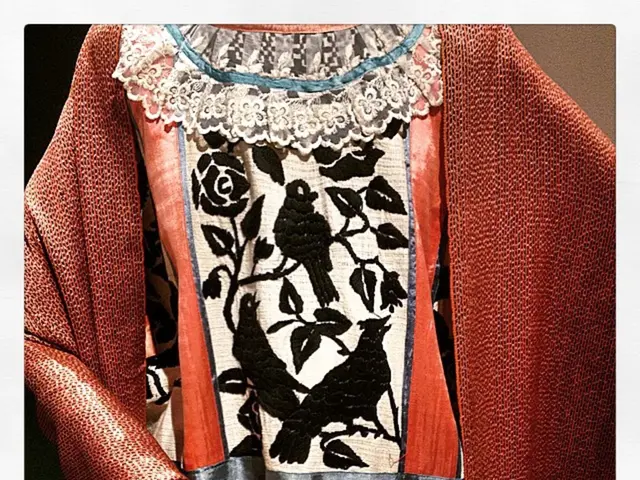 I successi di Giorgio Armani come designer della moda sono dovuti alla sua attenzione nel creare...