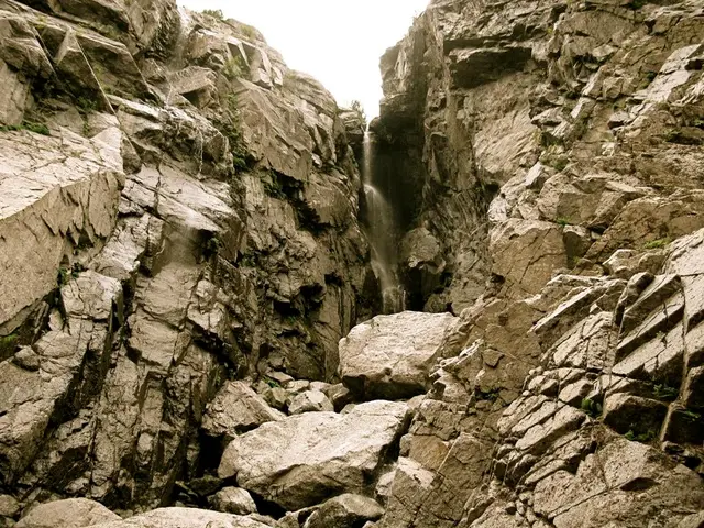 Nudità di turisti presso la cascata scatena discussioni in Daghestan, suscitando polemiche