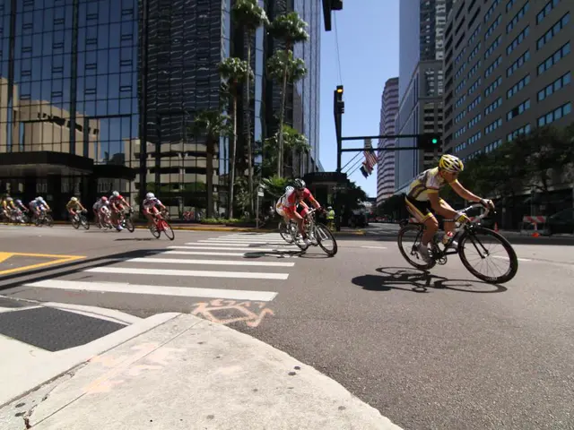  осіб sii la ttviolenta salita, Wou Poels lancia un'occhiata a sinistra verso Bradley Wiggins e poi...