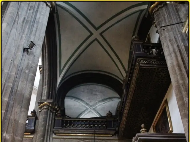 apparenza del Palazzo di Giustizia di Bruxelles senza impalcature costruttive