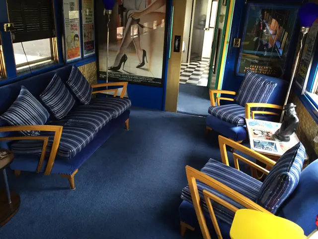 Scoperti dopo tre decenni, pavimenti in parquet dimenticati giacevano nascosti sotto il tappeto di...