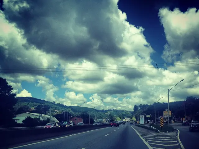 Consigli per la guida su strade bagnate durante le piogge estive