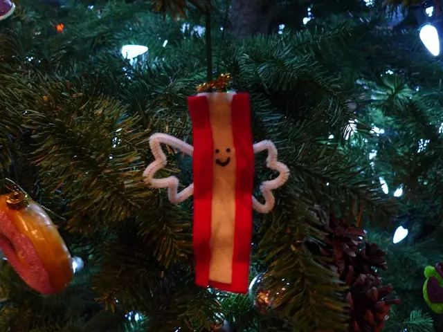 Stile dell'albero di Natale degli anni '10: quasi spogli - Come copiare lo stile