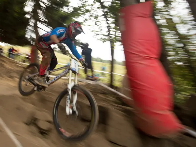 Stella EFL trasformata rivela sorprendente perdita di peso di 40 kg dopo un ispirante viaggio di...