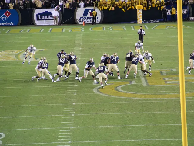 Serie di immagini americana che presenta il giocatore della NFL Solomon Thomas in contesti di...