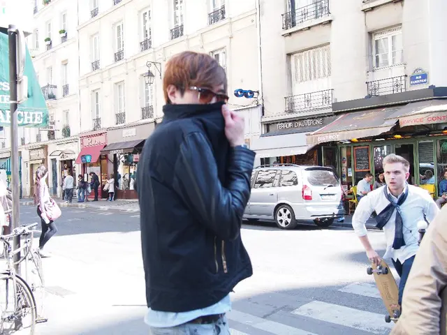 Il Tracciato sul Ghiaccio più Freddo del Mondo Svelato: Esaminando Auto, Stile di Vita e Moda sulla...