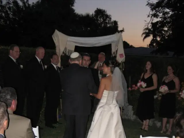 Le spese per le coppie sposate nel 2025 sono molteplici: mentre Taylor Swift può permettersi i...