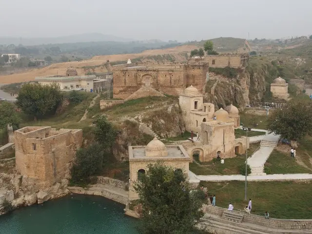 Questa casa delle Cotswold un tempo era la residenza della famiglia Mitford, che ha ispirato Nancy...