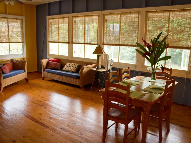 La baita modernizzata del cortile della California sfoggia un design грудня, sinuoso del tetto