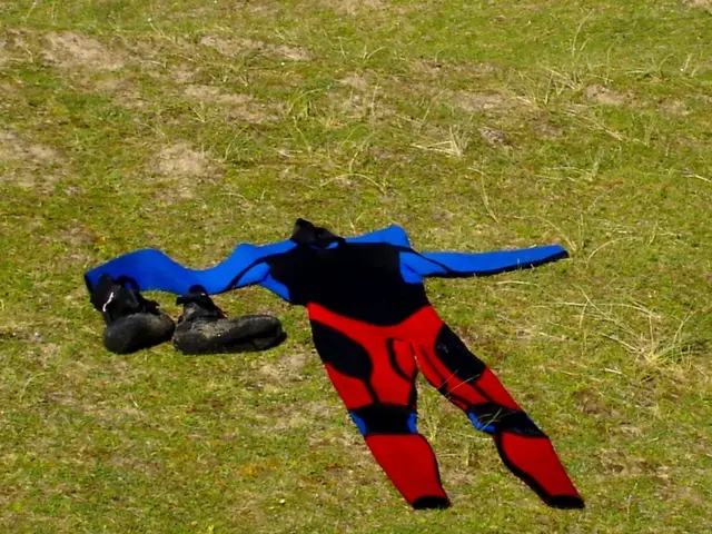 Abito da sera nero abbinato a décolleté nero voluminoso