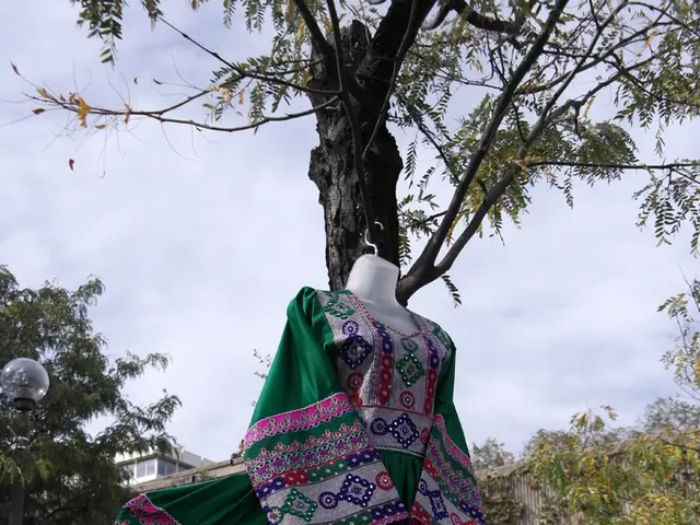 Abito lungo nero maxi abbinato a un cappello Panama