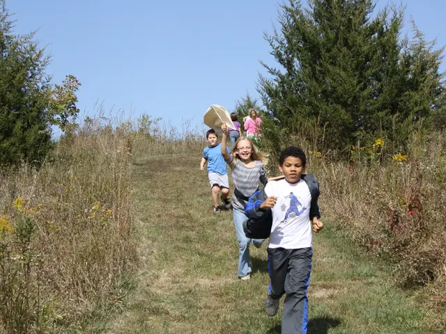 La polizia conclude una lunga caccia e uccide a sparatorie un fuggitivo padre che si trovava in...