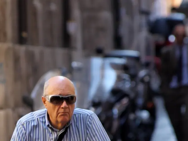 Anziano truffato di 900 euro da un meccanico fraudolento a Barcellona