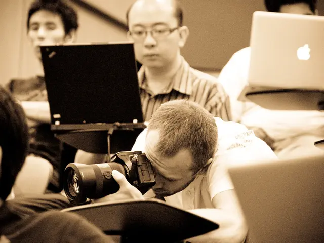 Software di sorveglianza cattura di nascosto immagini dalla tua webcam e conserva fotografie...