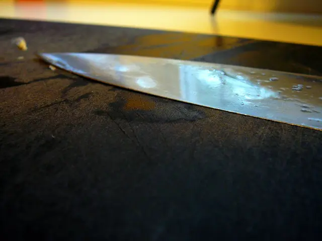 Il detective Benoit Blanc affronta la sua indagine pericolo in sight in the trailer for Knives Out...