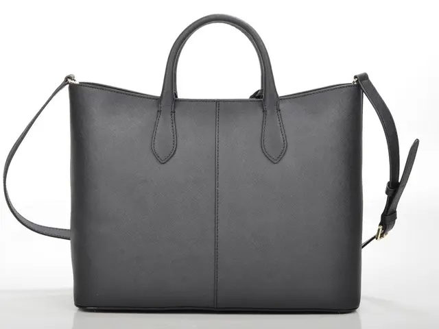 Una possibile anteprima dell'accessorio per l'iPhone 17 con struttura a tracolla a borsa fashion