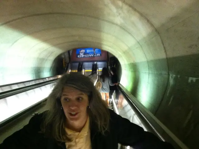 Individuo estratto dall'ascensore dopo un tormento di quattro giorni