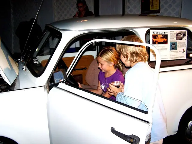 Bambino lasciato senza supervisione su strada trafficata dalla famiglia