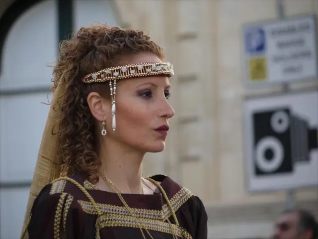 Migliora il tuo stile con accessori per capelli ispirati a Barbie che portano vivacità a qualsiasi...