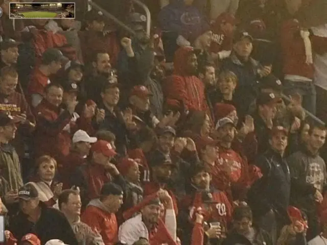 Grosso guantone da baseball costruito con carta di credito appare allo stadio Citizens Bank Park...