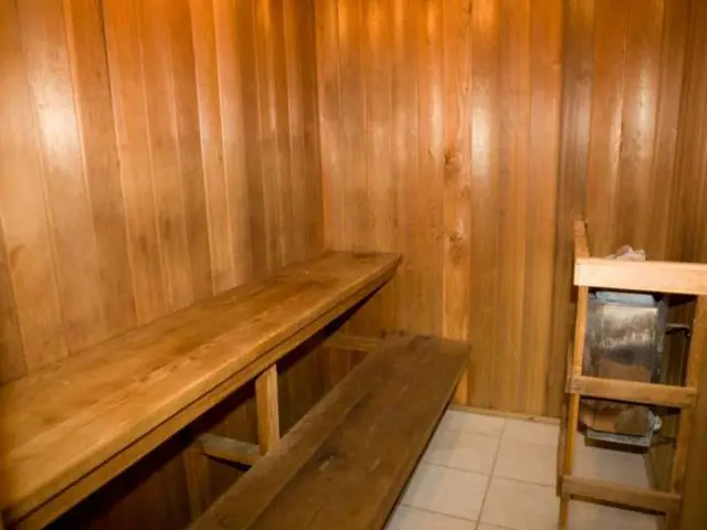 Istruzioni per allineare il pavimento in piastrelle del tuo soggiorno