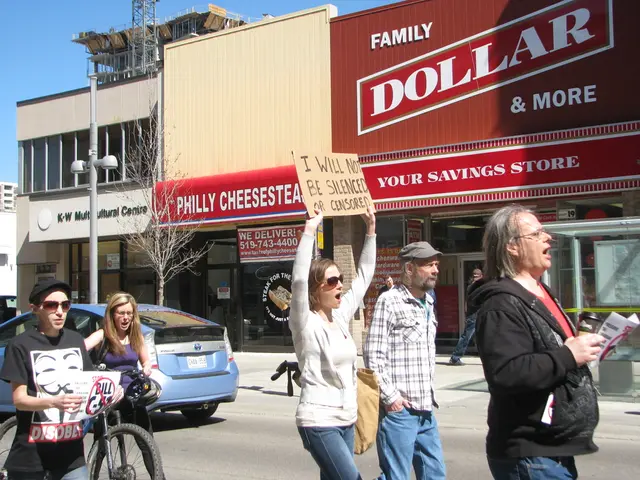 Disturbi si verificano durante la 13a tappa della Vuelta a España alla base dell'Angliru, mentre...