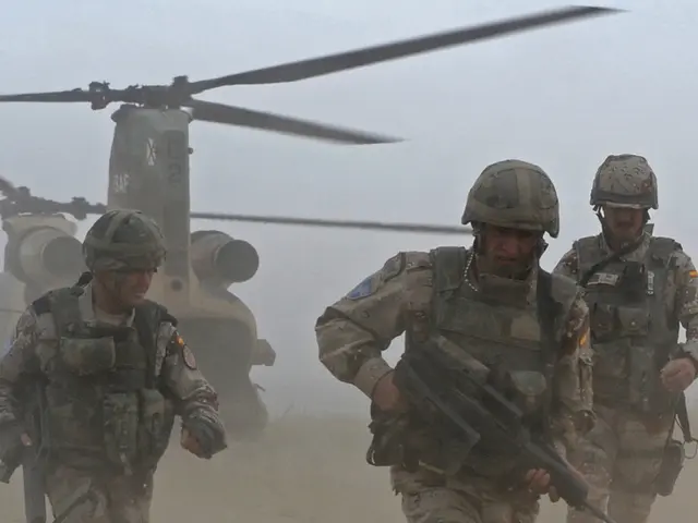 Vita del padre fuggiasco durante la sua latitanza, come descritto dalle forze di polizia della...